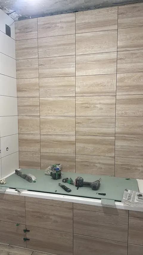 Ванная с плиткой под дерево: облицовка стены
